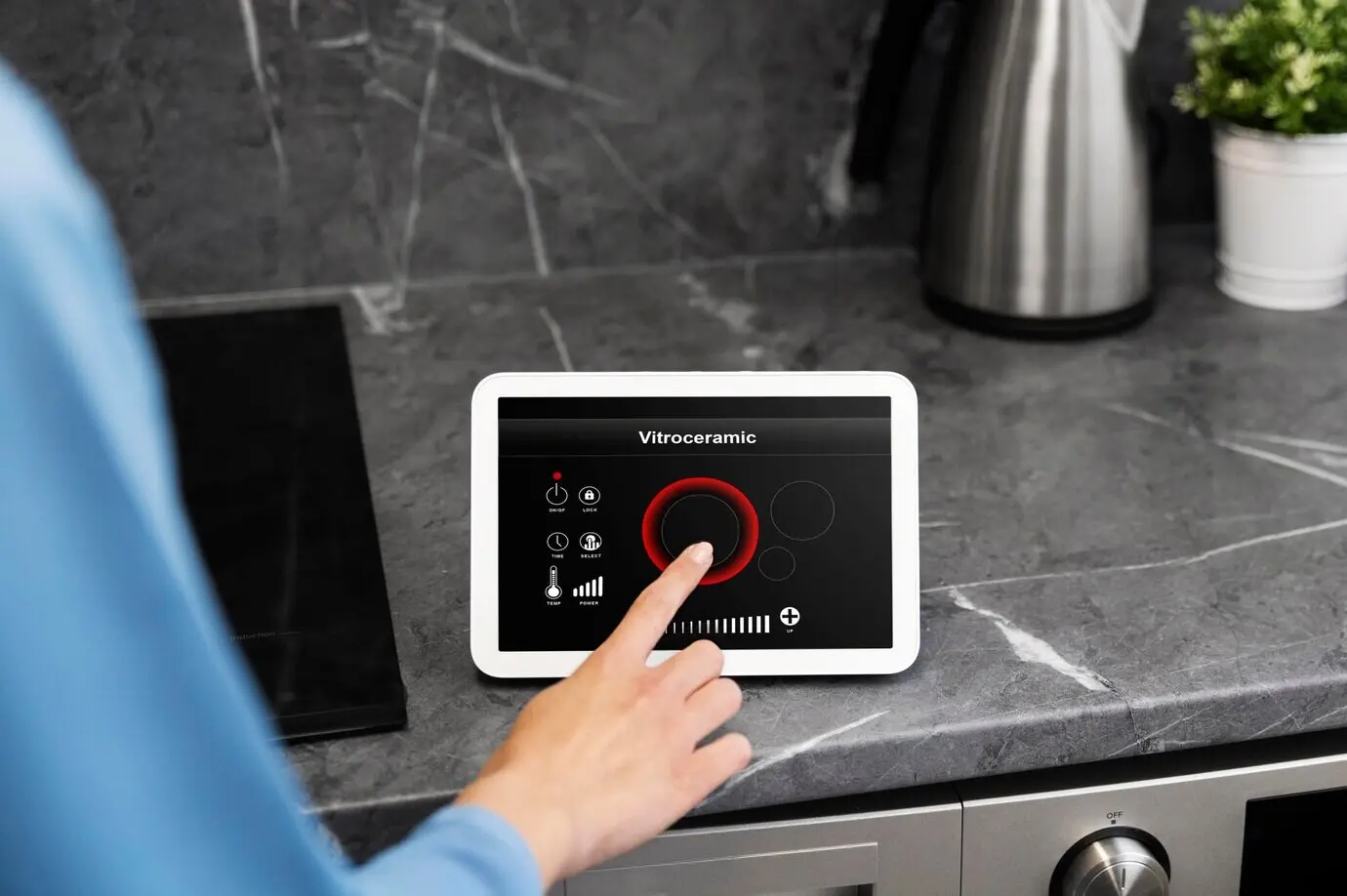 Nahaufnahme eines Fingers, der eine Glaskeramik-App nutzt.